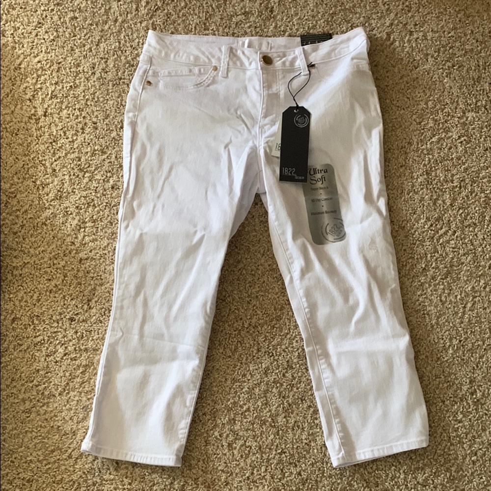 Women’s white cropped jeans